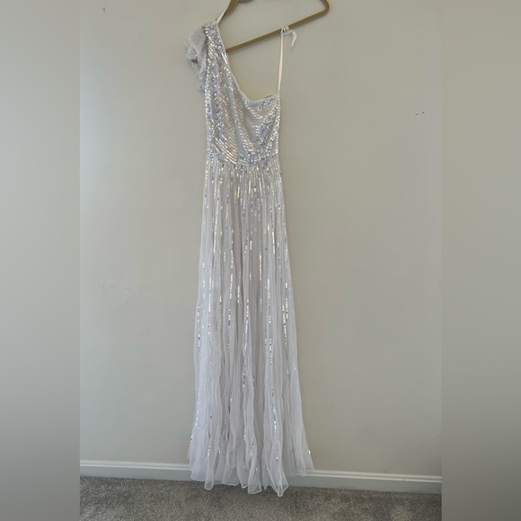 MAC DUGGAL SEQUINED ONE SHOULDER FLUTTER SLEEVE A LINE GOWN WHITE SIZE 2 - Picture 4 of 6